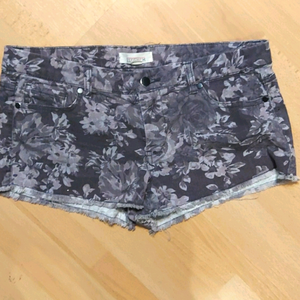 ⭐5/$20.‼️21 denim floral raw hem jeans shorts 29